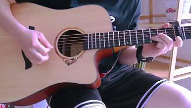 少年弹民谣吉他实拍视频视频的预览图